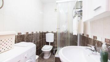 Leilighet (Two Bedroom Apartment with Balcony) | Bad | Dusj, hårføner og håndklær