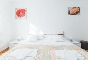 2 habitaciones, tabla de planchar con plancha y ropa de cama