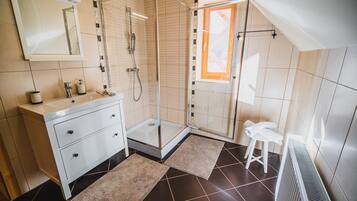 Room (Family room) | Bathroom | Shower, towels