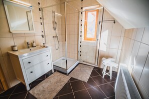 Habitació (Family room) | Bany | Dutxa i tovalloles 