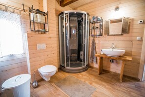 Maison Familiale (Two bedroom holiday home) | Salle de bain | Douche, douche à « effet pluie », sèche-cheveux, serviettes fournies