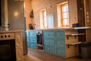 Rumah Keluarga (Two bedroom holiday home) | Dapur pribadi | Lemari es dan mesin pencuci piring