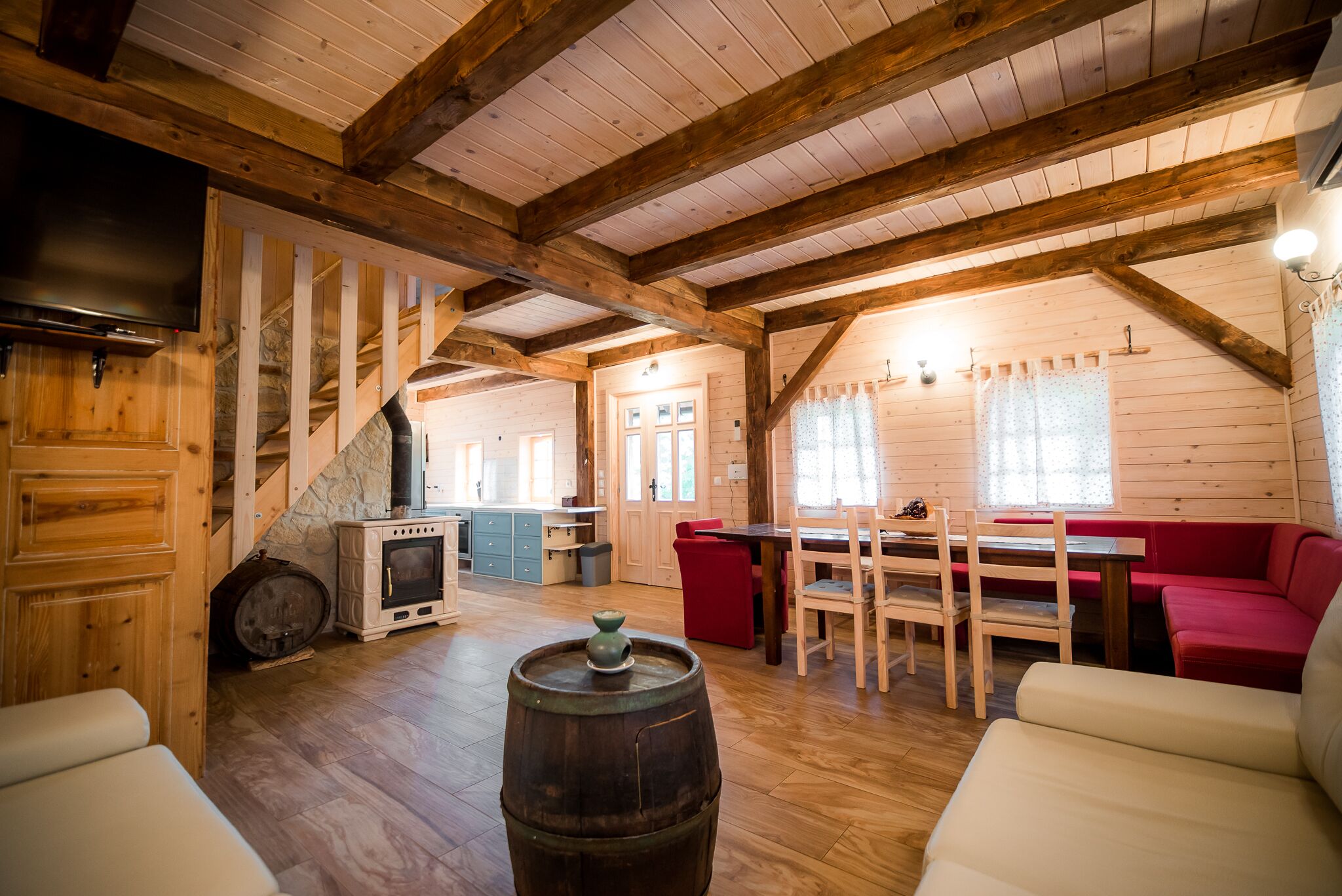 Nhà dành cho gia đình (Two bedroom holiday home) | Phòng khách | TV màn hình phẳng, lò sưởi 