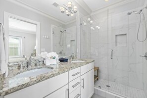 Ensemble douche/baignoire, sĂšche-cheveux, serviettes fournies