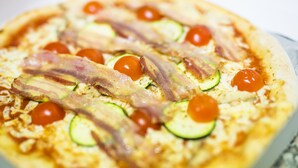 A pizza with various toppings. - Guesthouse Urša (Preddvor)