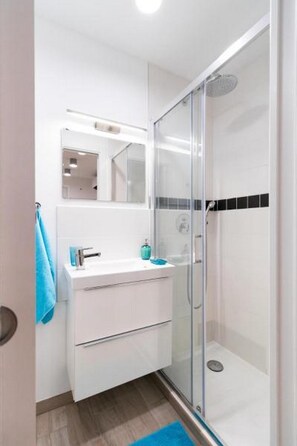 Apartment (Studio) | Bathroom | Shower, rainfall showerhead, towels