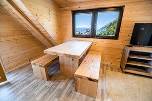 Apartment (One bedroom Apartment) | Essbereich im Zimmer