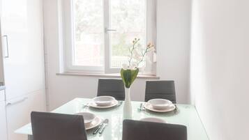 Studio Klasik (Ground Floor Studio) | Ruang makan