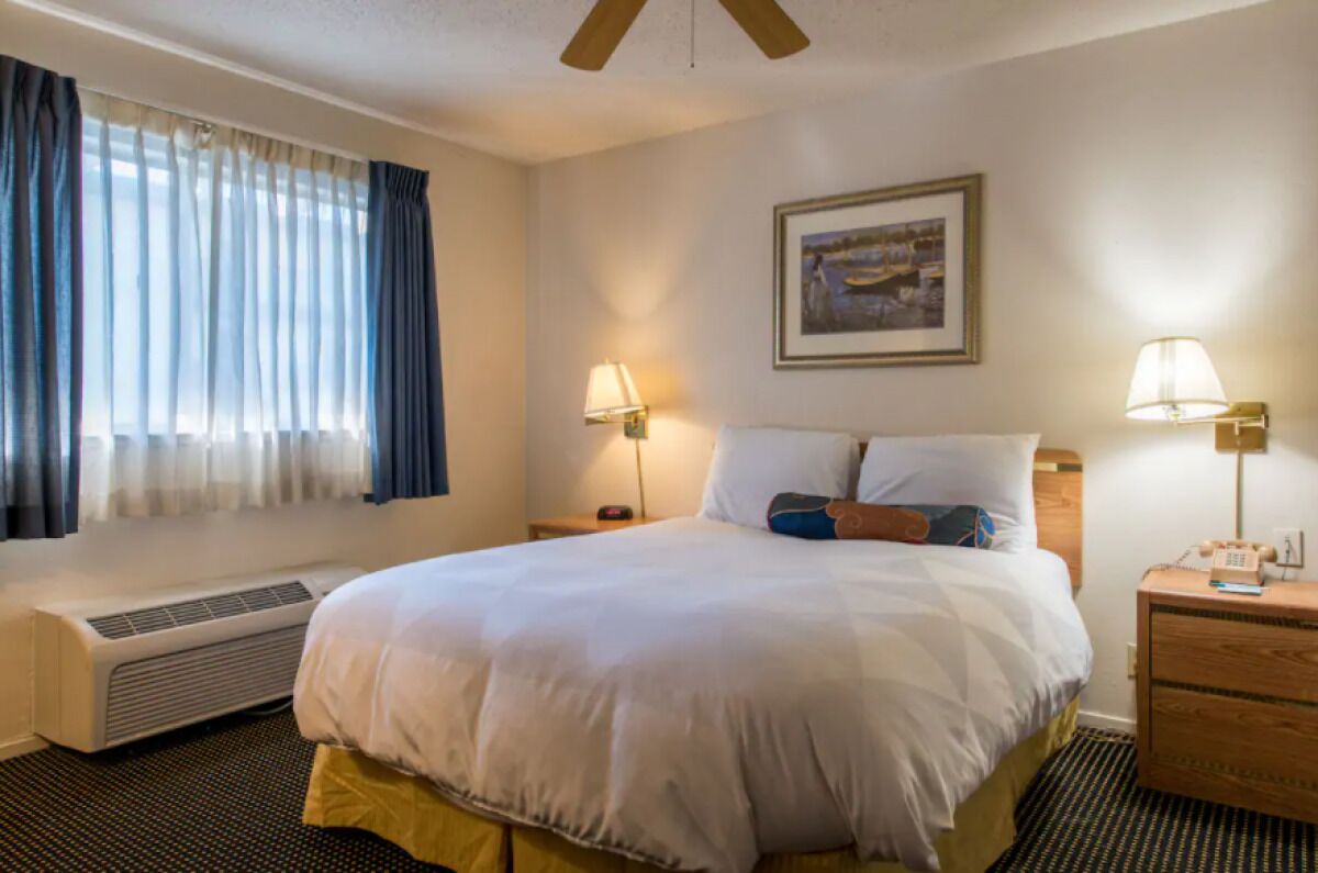 Near Oakland Arena! 2 Units with Pool and Jacuzzi, Free Breakfast
