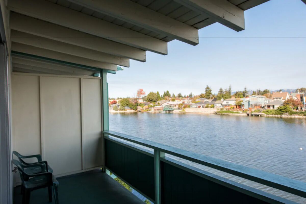 Perfect Getaway! 2 Comfortable Unit, Free Parking, Close Oakland Coliseum