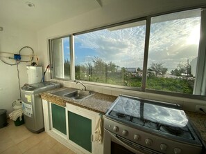 Fridge, microwave, oven, stovetop - 3-bed Apartment With sea Views in Punta Sam (Punta Sam)