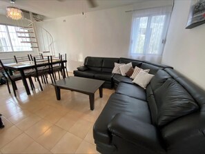Living area - 3-bed Apartment With sea Views in Punta Sam (Punta Sam)