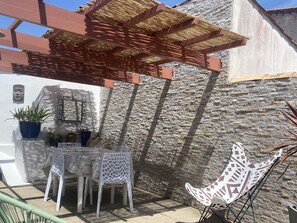 Outdoor dining - Charming Renovated House, Close to Shops and Beach, La Tranche-sur-Mer (La Tranche-sur-Mer)