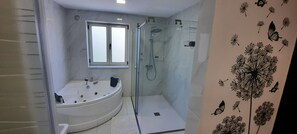 Badewanne, Haartrockner, Bidet, Handtücher