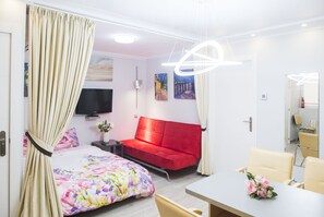 2 Schlafzimmer, Schreibtisch, schallisolierte Zimmer