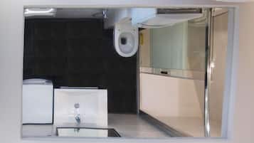 Gratis toiletartikelen, een haardroger, pantoffels, handdoeken