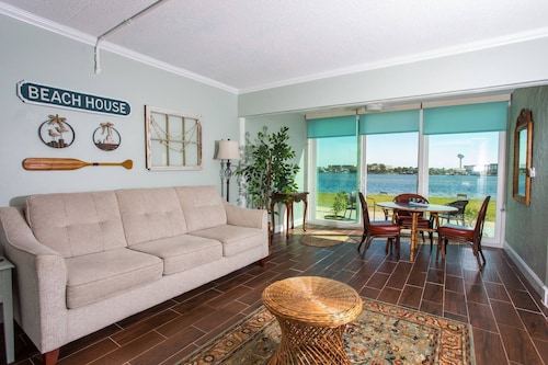 Snowbird Friendly-View of Santa Rosa Sound | Enclosed Sun Room | Community pool | Small Dog-Friendly