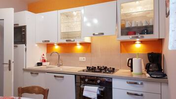 Een koelkast, een microgolfoven, een oven, een vaatwasser