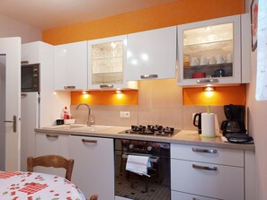 Kühlschrank, Mikrowelle, Ofen, Geschirrspüler