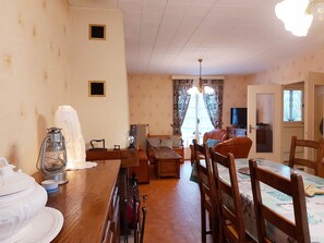 Fernseher, Kamin, DVD-Player, Tischtennisplatte