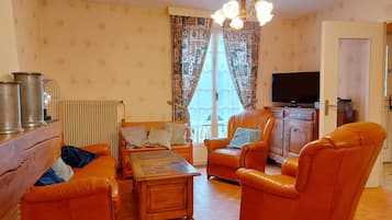 Televisie, een open haard, een dvd-speler en een tafeltennistafel