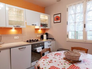 Kühlschrank, Mikrowelle, Ofen, Geschirrspüler