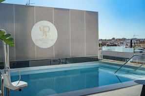 季节性开放的室外游泳池,池畔遮阳伞,日光浴躺椅