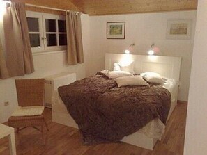 1 slaapkamer, een strijkplank/strijkijzer, reisbedje, wifi
