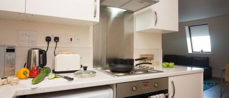 Réfrigérateur, micro-ondes, four, plaque de cuisson