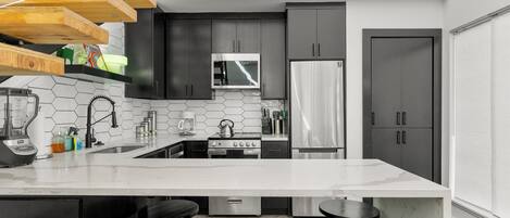 冷蔵庫、電子レンジ、オーブン、コンロ