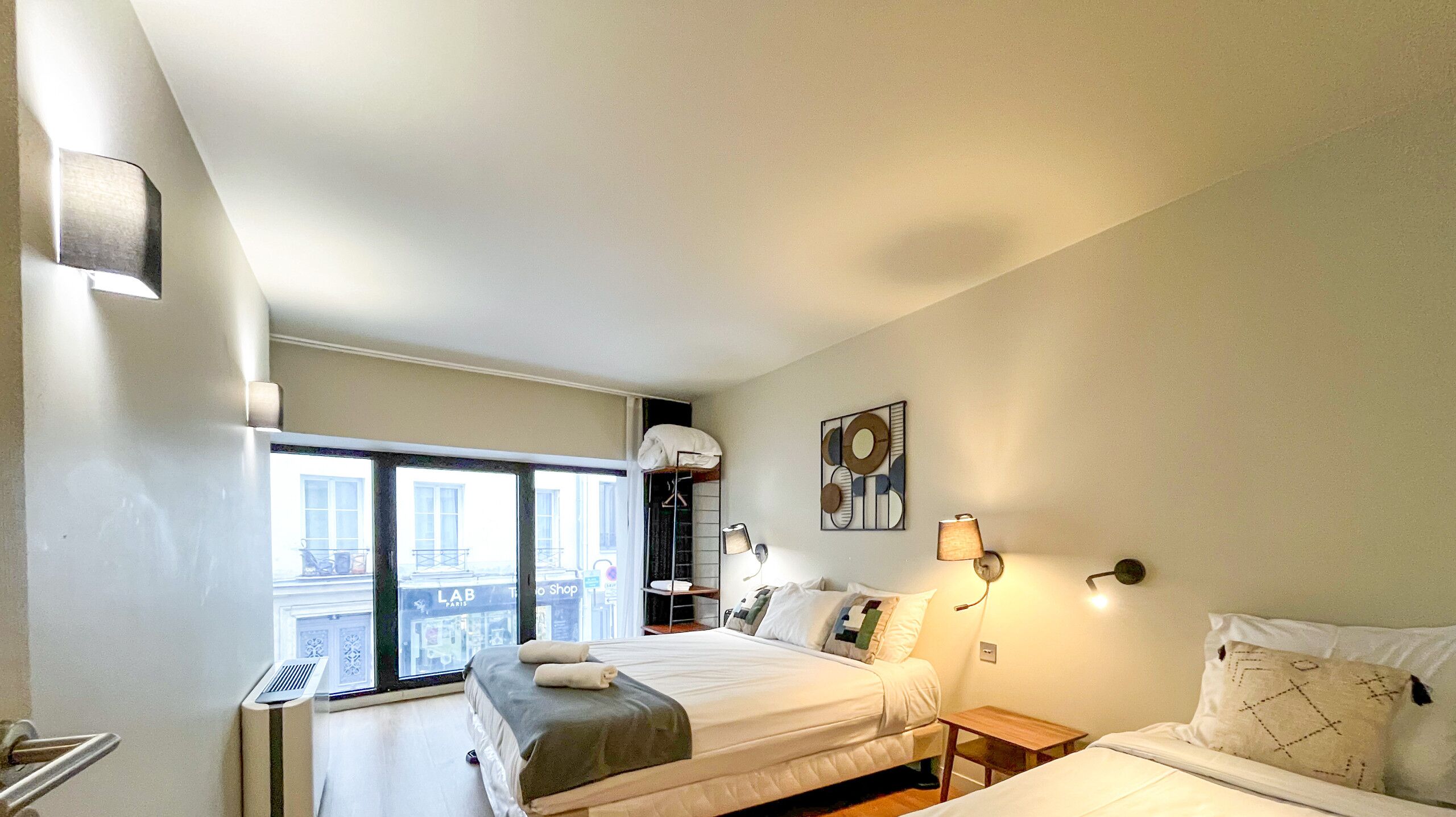 3 slaapkamers, een strijkplank/strijkijzer, gratis wifi, beddengoed