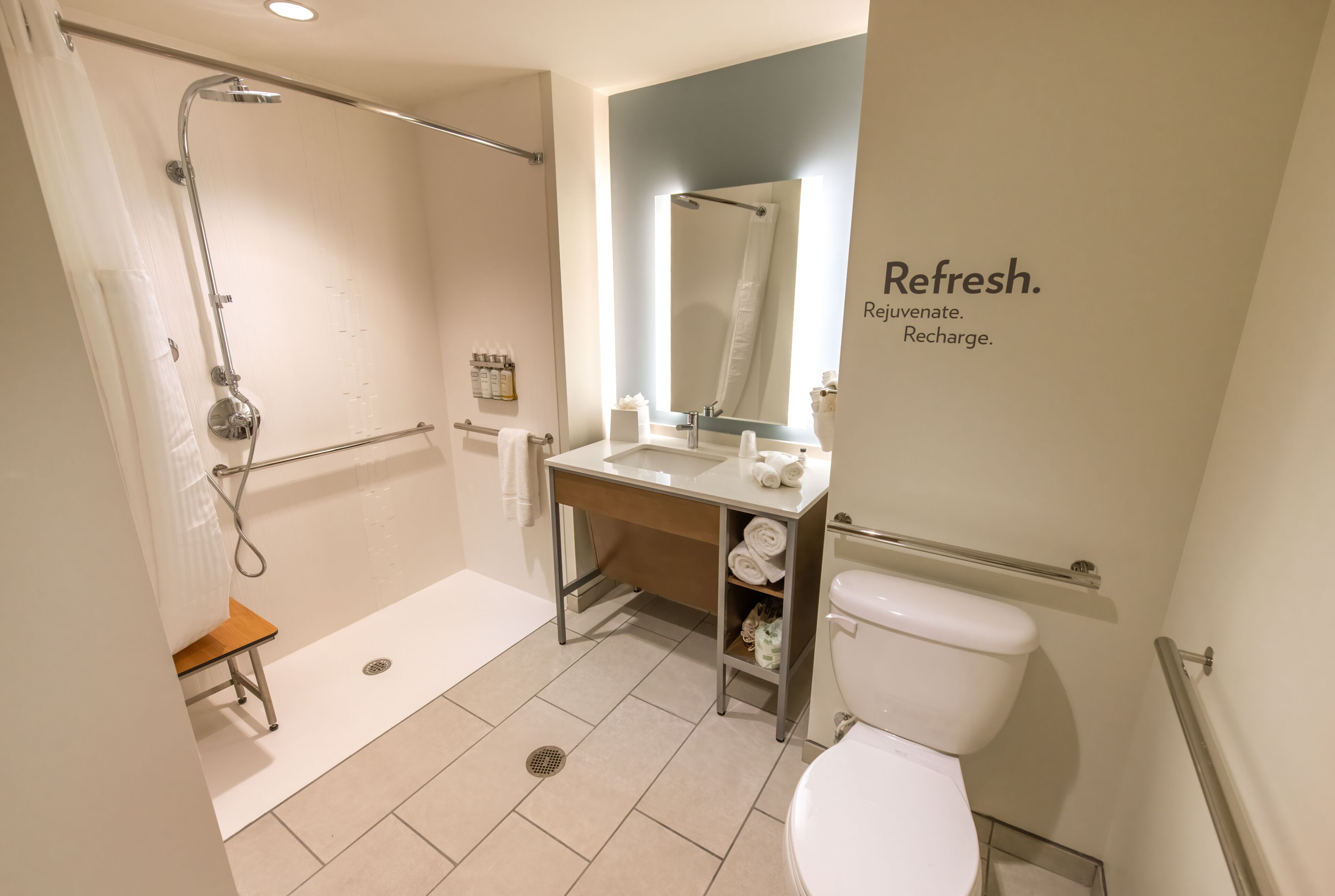 Un bagno moderno con doccia, WC e lavandino.