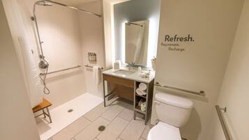 Un bagno moderno con doccia, WC e lavandino.