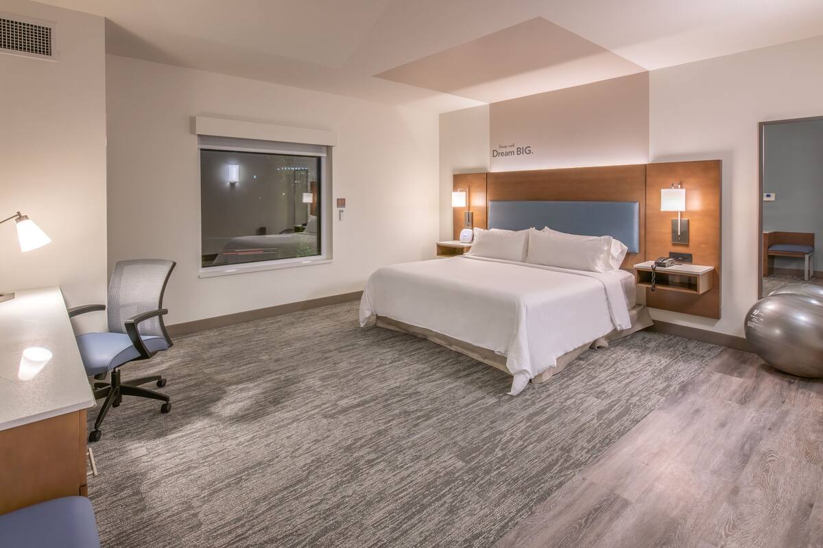 premium room, 1 king bed | 1 bedroom, premium bedding, in-room safe, desk