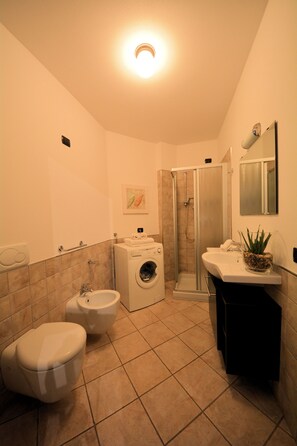 シャワー、ヘアドライヤー、ビデ、タオル