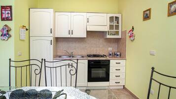 KylskÄp, ugn, spishÀll och kaffe- och tebryggare