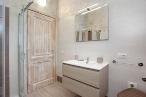 Shower, hair dryer, towels - Idyllic Holiday Home "Oasis of Relaxation" with Garden and Terrace (Budoni)