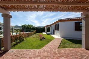 Property grounds - Idyllic Holiday Home "Oasis of Relaxation" with Garden and Terrace (Budoni)