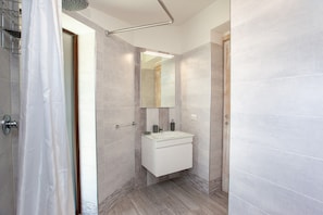 Dusche, Haartrockner, Handtücher