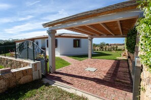 Property grounds - Idyllic Holiday Home "Oasis of Relaxation" with Garden and Terrace (Budoni)