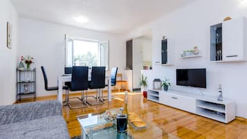 Apartment (One Bedroom Apartment with Balcony) | Wohnzimmer | Fernseher