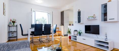 Căn hộ (One Bedroom Apartment with Balcony) | Phòng khách | TV