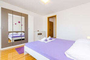 Apartamento (One Bedroom Apartment with Balcony) | 3 quartos