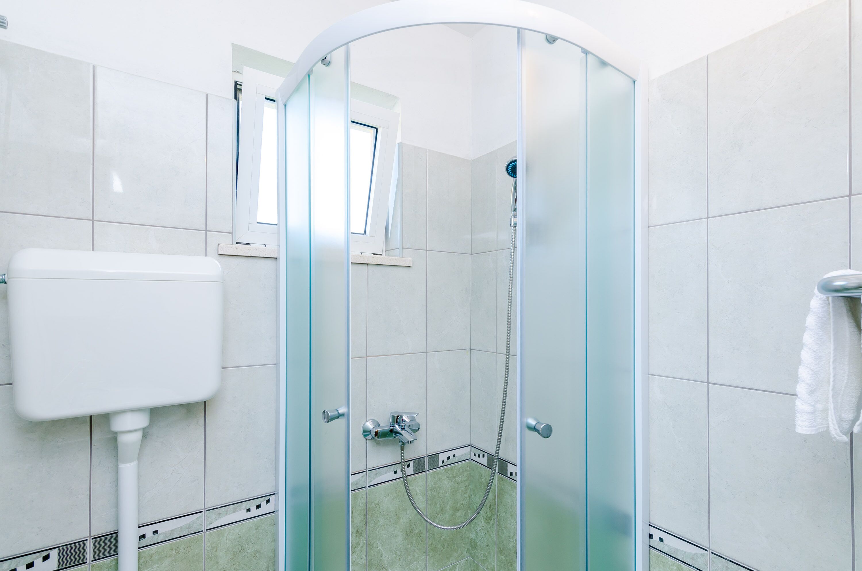 Triple Room (Triple Room with Mountain View) | Bathroom | Shower, towels