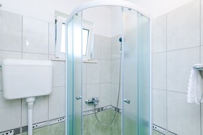 Phòng 3 (Triple Room with Mountain View) | Phòng tắm | Buồng tắm vòi sen, khăn tắm 