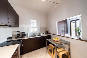 Kühlschrank, Ofen, Herdplatte, Wasserkocher mit Kaffee-/Teezubehör