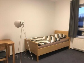 4 bedrooms, desk, WiFi, bed sheets