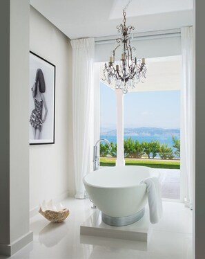 Bathtub, towels, shampoo