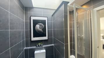 Apartamento | Banheiro | Banheira e chuveiro separados, banheira de imersão, secador de cabelo