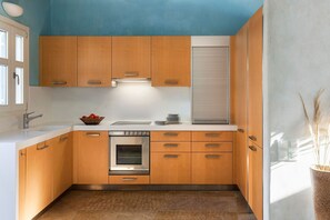 Fridge, oven, dishwasher, coffee/tea maker